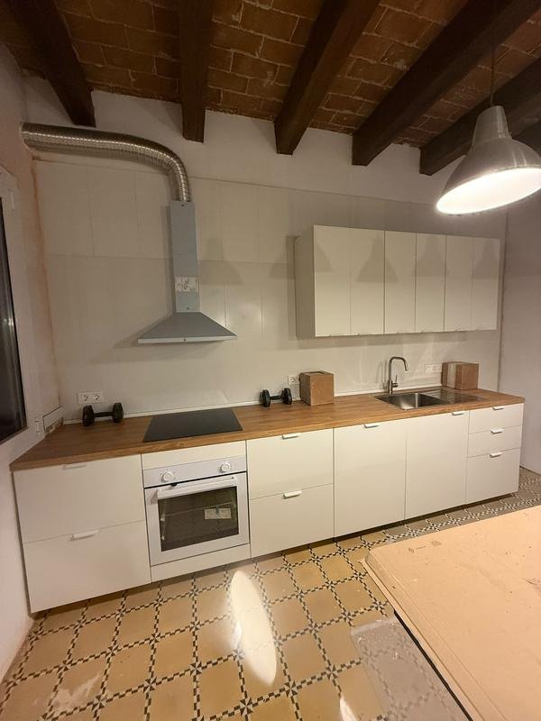 Cocina reformada con vigas y suelo hidráulico