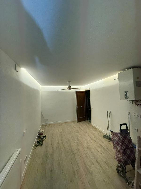 Salón reformado con luz indirecta